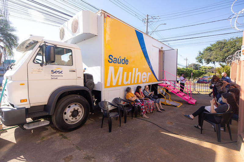 Mulheres esperando atendimento na carreta do SESC-DF