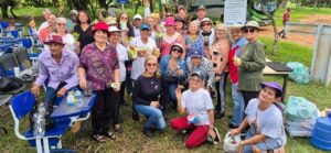 Diversas mulheres pousando para a foto em uma sala de aula aberta