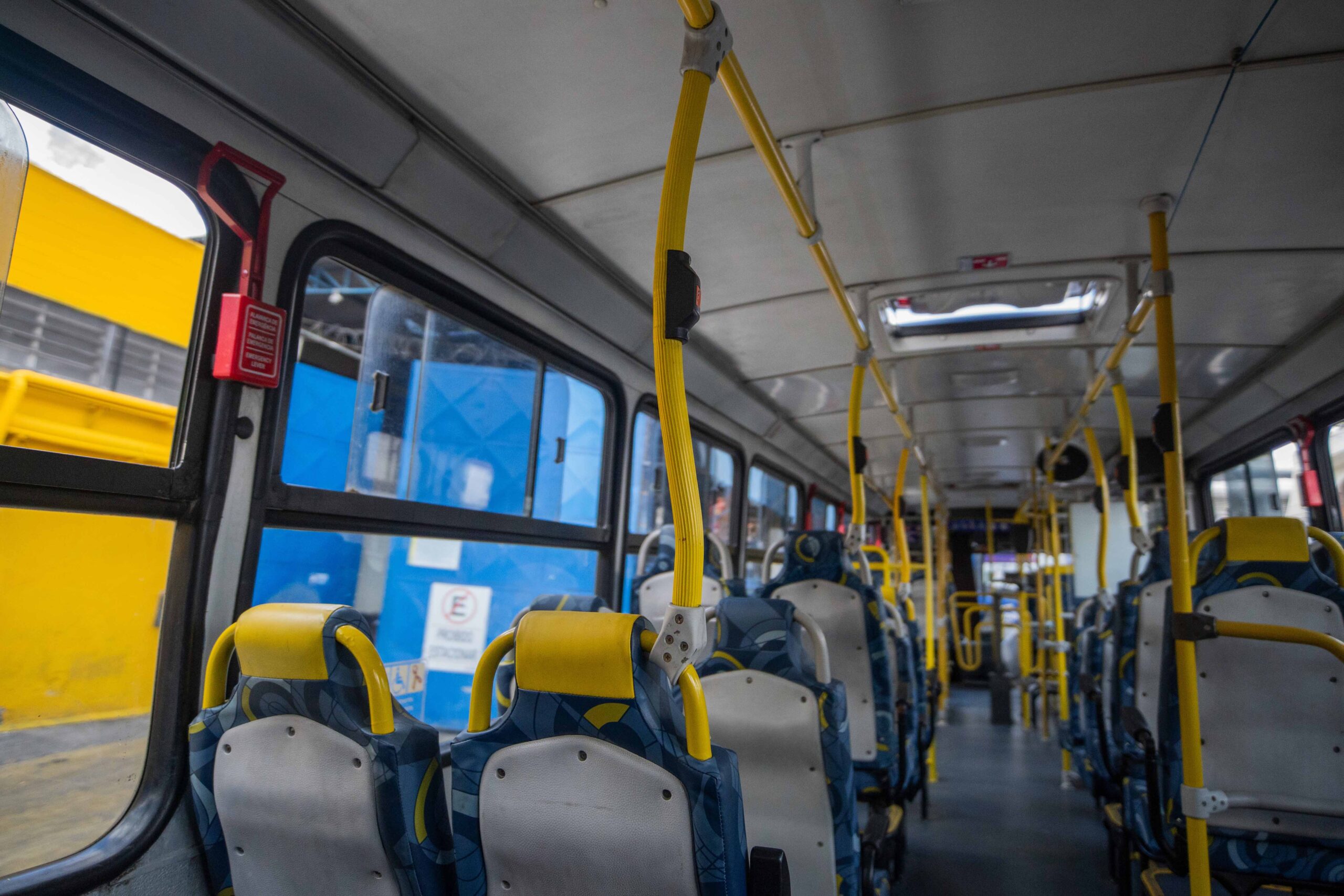 Foto de dentro do ônibus vista por trás